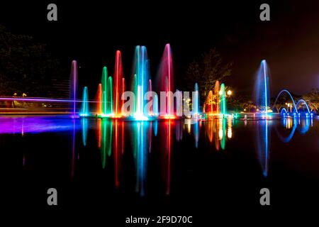 Exposition longue d'une fontaine extérieure multicolore - eau et lumière se déplaçant à la musique - expérience unique de shopping à Merida, Mexique Banque D'Images