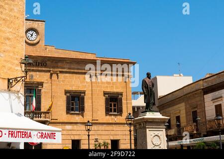 FAVIGNANA, ITALIE - 17 août 2020: Vue de la place de l'Europe de Favignana, Sicile. Banque D'Images