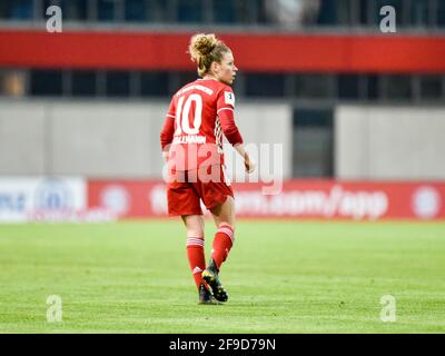 Munich, Allemagne. 17 avril 2021. Linda Dallmann (10 FC Bayern Muenchen) en action pendant le jeu FleyerAlarm Frauen Bundesliga entre le FC Bayern Munich et le TSG Hoffenheim au campus du FC Bayern à Munich, Allemagne. Crédit: SPP Sport presse photo. /Alamy Live News Banque D'Images