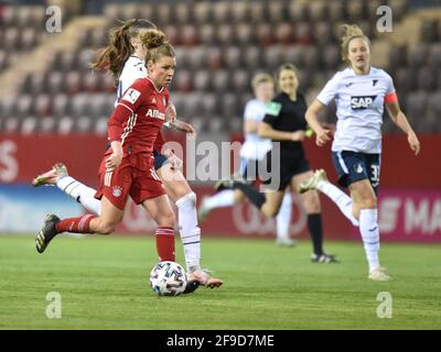 Munich, Allemagne. 17 avril 2021. En action pendant le match FleurerAlarm Frauen Bundesliga entre le FC Bayern Munich et le TSG Hoffenheim au campus du FC Bayern à Munich, Allemagne. Crédit: SPP Sport presse photo. /Alamy Live News Banque D'Images