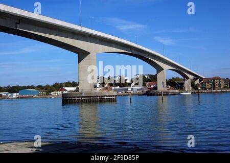 Le pont spectaculaire sur la rivière Itchen dans la ville de Southampton, Hampshire. Vue depuis la Cisjordanie de l'Itchen. Banque D'Images