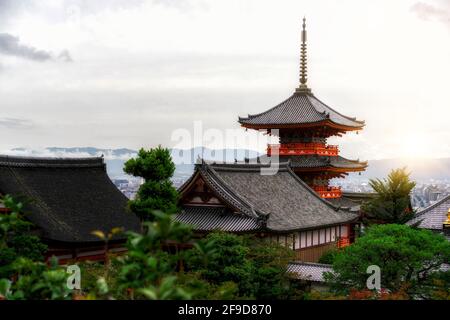 Temple du bouddhisme Kiyomizu-dera et horizon de la ville de Kyoto au Japon, en Asie de l'est. Kiyomizu-dera est le célèbre monument attirant les touristes qui visitent Kyoto Banque D'Images