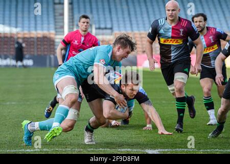 LONDRES, ROYAUME-UNI. 17 avril 2021. Andre Esterhuizen de Harlequins est affronté lors du match de rugby Gallagher en première qualité entre Harlequins vs Worcester Warriors au stade Twickenham Stoop, le samedi 17 avril 2021. LONDRES, ANGLETERRE. Credit: Taka G Wu/Alay Live News Banque D'Images