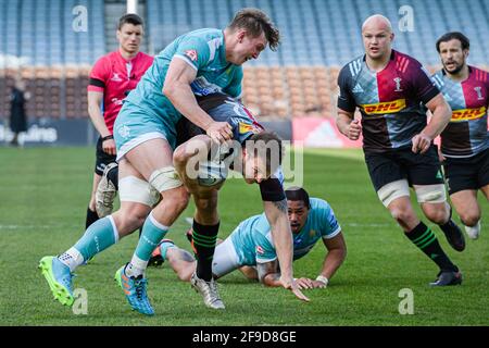 LONDRES, ROYAUME-UNI. 17 avril 2021. Andre Esterhuizen de Harlequins est affronté lors du match de rugby Gallagher en première qualité entre Harlequins vs Worcester Warriors au stade Twickenham Stoop, le samedi 17 avril 2021. LONDRES, ANGLETERRE. Credit: Taka G Wu/Alay Live News Banque D'Images