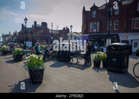 Clifton Square, Lytham, Lytham St Anne's, Lancashire, 17 avril 2021 visiteurs de cafés et de contentions profitant du soleil de l'après-midi sur la place après la relaxation de Covid 19 mesures crédit: PN News/Alay Live News Banque D'Images