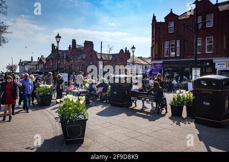 Clifton Square, Lytham, Lytham St Anne's, Lancashire, 17 avril 2021 visiteurs de cafés et de contentions profitant du soleil de l'après-midi sur la place après la relaxation de Covid 19 mesures crédit: PN News/Alay Live News Banque D'Images