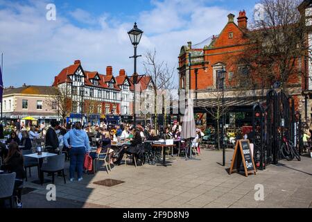 Clifton Square, Lytham, Lytham St Anne's, Lancashire, 17 avril 2021 visiteurs de cafés et de contentions profitant du soleil de l'après-midi sur la place après la relaxation de Covid 19 mesures crédit: PN News/Alay Live News Banque D'Images