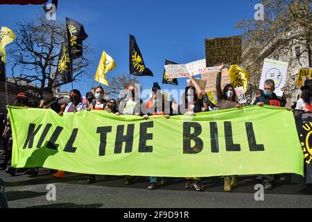 Les manifestants tiennent une bannière tuer le projet de loi pendant la manifestation dans le centre de Londres.une fois de plus, des foules ont défilé pour protester contre le projet de loi sur la police, le crime, la condamnation et les tribunaux. Banque D'Images