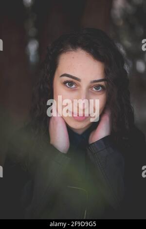 Portrait d'une femme caucasienne à cheveux foncés attirante originaire de Bosnie Et Herzégovine Banque D'Images