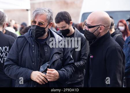 Rome, Italie. 17 avril 2021. Le chanteur italien Giuliano Sangiorgi, leader de Negramarolors de la représentation sur la Piazza del Popolo à Rome, organisé par le mouvement 'Bauli in Piazza' auquel ont assisté des centaines d'ouvriers du monde du divertissement italien. Les chanteurs Emma Marrone, Alessandra Amoroso et Fiorella Mannoia ainsi que les chanteurs Giuliano Sangiorgi, Daniele Silvestri et Max Gazzè ont également participé. (Photo de Matteo Nardone/Pacific Press) crédit: Pacific Press Media production Corp./Alay Live News Banque D'Images
