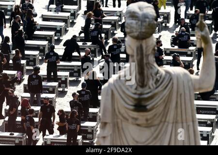 Rome, Italie. 17 avril 2021. Manifestant au cours de ce que l'on appelle "Bauli in Piazza" (troncs dans la place) demandant une aide au secteur culturel, de divertissement et d'événements le 17 avril 2021 à Piazza del Popolo à Rome, Italie. En raison de la pandémie COVID-19, l'ensemble du secteur du divertissement et des événements a été suspendu et les manifestants appellent le gouvernement italien à fournir aide et soutien. (Photo de Giuseppe Fama/Pacific Press) crédit: Pacific Press Media production Corp./Alay Live News Banque D'Images
