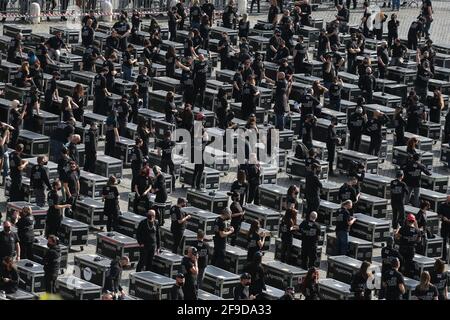 Rome, Italie. 17 avril 2021. Manifestant au cours de ce que l'on appelle "Bauli in Piazza" (troncs dans la place) demandant une aide au secteur culturel, de divertissement et d'événements le 17 avril 2021 à Piazza del Popolo à Rome, Italie. En raison de la pandémie COVID-19, l'ensemble du secteur du divertissement et des événements a été suspendu et les manifestants appellent le gouvernement italien à fournir aide et soutien. (Photo de Giuseppe Fama/Pacific Press) crédit: Pacific Press Media production Corp./Alay Live News Banque D'Images