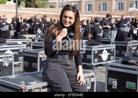Rome, Italie. 17 avril 2021. La chanteuse et actrice italienne Margherita Vicariolors de la représentation sur la Piazza del Popolo à Rome organisée par le mouvement 'Bauli in Piazza' auquel assistaient des centaines d'ouvriers du monde du divertissement italien. Les chanteurs Emma Marrone, Alessandra Amoroso et Fiorella Mannoia ainsi que les chanteurs Giuliano Sangiorgi, Daniele Silvestri et Max Gazzè ont également participé. (Photo de Matteo Nardone/Pacific Press) crédit: Pacific Press Media production Corp./Alay Live News Banque D'Images