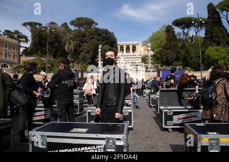 Rome, Italie. 17 avril 2021. La chanteuse italienne Diodatolors de la représentation sur la Piazza del Popolo à Rome organisée par le mouvement 'Bauli in Piazza' auquel assistaient des centaines de travailleurs du monde du divertissement italien. Les chanteurs Emma Marrone, Alessandra Amoroso et Fiorella Mannoia ainsi que les chanteurs Giuliano Sangiorgi, Daniele Silvestri et Max Gazzè ont également participé. (Photo de Matteo Nardone/Pacific Press) crédit: Pacific Press Media production Corp./Alay Live News Banque D'Images