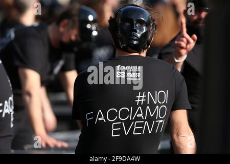 Rome, Italie. 17 avril 2021. Manifestant avec un masque noir lors de ce que l'on appelle 'Bauli sur la Piazza' (troncs sur la place) demandant l'aide au secteur culturel, de divertissement et d'événements le 17 avril 2021 sur la Piazza del Popolo à Rome, en Italie. En raison de la pandémie COVID-19, l'ensemble du secteur du divertissement et des événements a été suspendu et les manifestants appellent le gouvernement italien à fournir aide et soutien. (Photo de Giuseppe Fama/Pacific Press) crédit: Pacific Press Media production Corp./Alay Live News Banque D'Images