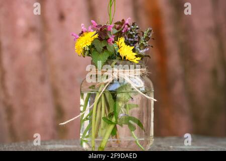 Un pot en verre avec des fleurs de printemps Banque D'Images