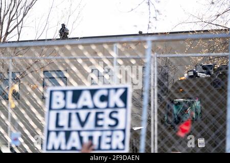 Brooklyn Center, Minnesota, États-Unis. 16 avril 2021. Des manifestants se sont rassemblés devant le service de police du Brooklyn Center le 16 avril 2021. C'était le sixième jour consécutif de manifestations après le meurtre de Daunte Wright, 20 ans, par l'ancien dirigeant Kim Potter. Crédit : Dominick Sokotooff/ZUMA Wire/Alamy Live News Banque D'Images