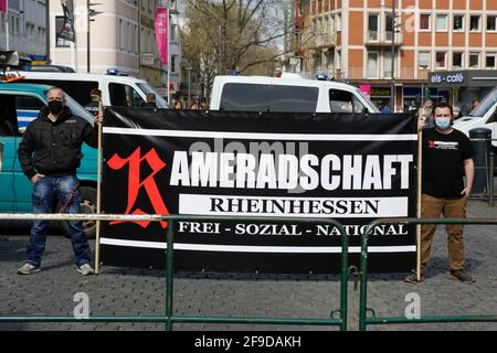 Les manifestants de droite protestent avec des bannières et des drapeaux. Près de 10 manifestants des deux partis de droite « Die Rechte » et « NPD » (Parti National démocrate d'Allemagne) ont protesté dans Worms à l'occasion du 500e anniversaire de l'apparition du réformateur Martin Luther à la Diète of Worms. Ils ont protesté contre l'instrumentalisation de Martin Luther par l'Eglise protestante allemande et ont voulu mettre ses aspects nationaux plus en avant. La manifestation a été confrontée à environ 100 contre-manifestants. (Photo de Michael Debets/Pacific Press) Banque D'Images