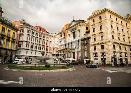 NAPLES, ITALIE - 18 DÉCEMBRE 2019 : Piazza Trieste e Trento avec des bâtiments historiques à Naples, Italie Banque D'Images