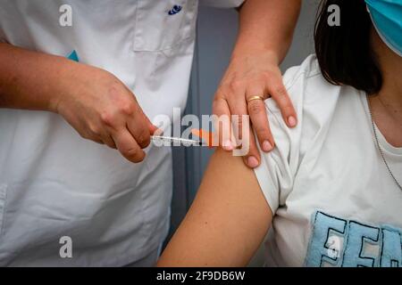 Matosinhos, Portugal. 17 avril 2021. Fernanda Ribeiro, enseignante, reçoit sa première injection du vaccin Cominarty. La vaccination de masse nationale des enseignants et du personnel scolaire a commencé le 17 avril au Centre de vaccination de Matosinhos, 1952 personnes ont été vaccinées le premier samedi avec le vaccin Cominarty produit par Pfizer. (Photo par Teresa Nunes/SOPA Images/Sipa USA) crédit: SIPA USA/Alay Live News Banque D'Images