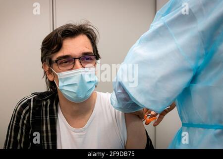 Matosinhos, Portugal. 17 avril 2021. Ricardo Campos, professeur, est vacciné avec Cominarty, produit par le vaccin Pfizer. La vaccination de masse nationale des enseignants et du personnel scolaire a commencé le 17 avril au Centre de vaccination de Matosinhos, 1952 personnes ont été vaccinées le premier samedi avec le vaccin Cominarty produit par Pfizer. (Photo par Teresa Nunes/SOPA Images/Sipa USA) crédit: SIPA USA/Alay Live News Banque D'Images