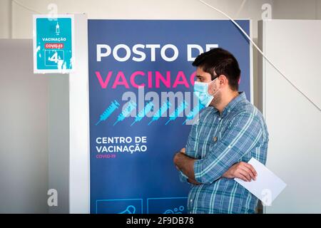 Matosinhos, Portugal. 17 avril 2021. Un homme attend de se faire vacciner au Centre de vaccination de Matosinhos. La vaccination de masse nationale des enseignants et du personnel scolaire a commencé le 17 avril au Centre de vaccination de Matosinhos, 1952 personnes ont été vaccinées le premier samedi avec le vaccin Cominarty produit par Pfizer. (Photo par Teresa Nunes/SOPA Images/Sipa USA) crédit: SIPA USA/Alay Live News Banque D'Images