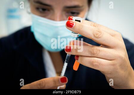 Matosinhos, Portugal. 17 avril 2021. Une infirmière remplit une seringue avec le vaccin Cominarty. La vaccination de masse nationale des enseignants et du personnel scolaire a commencé le 17 avril au Centre de vaccination de Matosinhos, 1952 personnes ont été vaccinées le premier samedi avec le vaccin Cominarty produit par Pfizer. (Photo par Teresa Nunes/SOPA Images/Sipa USA) crédit: SIPA USA/Alay Live News Banque D'Images