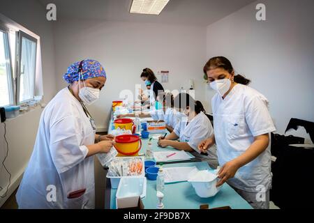 Matosinhos, Portugal. 17 avril 2021. Infirmières préparant des vaccins dans la salle de préparation du centre de vaccination. La vaccination de masse nationale des enseignants et du personnel scolaire a commencé le 17 avril au Centre de vaccination de Matosinhos, 1952 personnes ont été vaccinées le premier samedi avec le vaccin Cominarty produit par Pfizer. (Photo par Teresa Nunes/SOPA Images/Sipa USA) crédit: SIPA USA/Alay Live News Banque D'Images