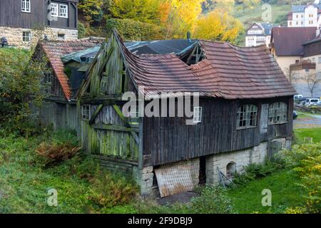 Ancienne maison oubliée dans un village Banque D'Images