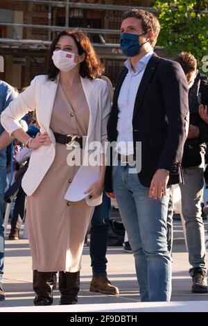 Le président du PP, Pablo Casado, et la candidate à la réélection aux élections de Madrid, Isabel Diaz Ayuso, sont vus lors d'un rassemblement politique pour les prochaines élections de Madrid. Banque D'Images