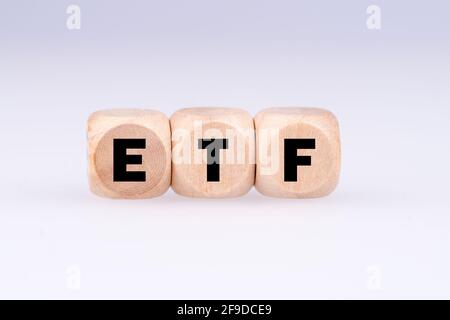 Trois cubes en bois faisant le mot ETF sur un blanc surface et arrière-plan Banque D'Images