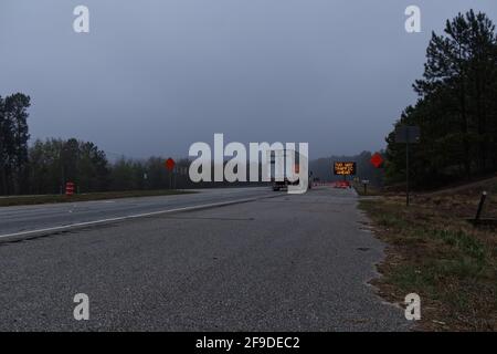 Augusta, GA USA - 03 31 21: Construction de route LED signe de mise en garde numérique sur un matin brumeux sur l'autoroute 1 Banque D'Images