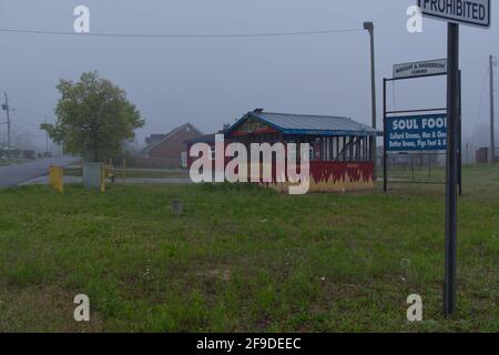 Augusta, GA USA - 03 31 21: Ancienne fosse de barbecue urbaine de côtes cuites Shack abandonné et délabré Banque D'Images