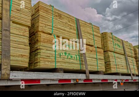 Augusta, GA USA - 03 31 21: Des piles de palettes ont été tracées sur des planches de bois d'œuvre sur une caisse de camion Banque D'Images