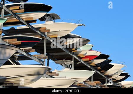 Rangée de bateaux sortant d'un casier de stockage de bateaux dans une marina. Chantier maritime de stockage Banque D'Images