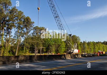 Augusta, GA USA - 03 31 21: Une grue et un crochet dans l'air bleu ciel autoroute 1 Banque D'Images