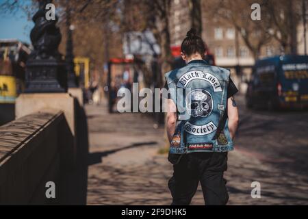 Westminster, Londres | Royaume-Uni - 2021.04.17: Man in jeans West avec Black Label Society signe marcher le long de l'emankment Banque D'Images