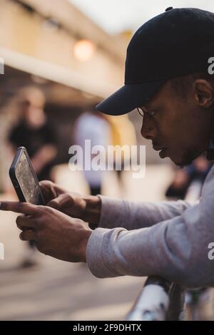 Southbank, Londres | Royaume-Uni - 2021.04.17 : homme prenant des photos de patineurs avec son téléphone au Southbank Skate Space Banque D'Images