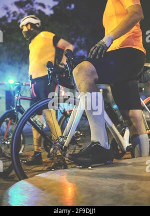 Groupe de cyclistes se préparant à commencer l'entraînement, rencontre d'amis cyclistes. Banque D'Images