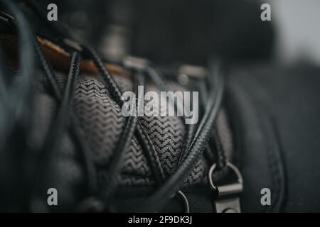 Gros plan d'une chaussure de sport grise Banque D'Images