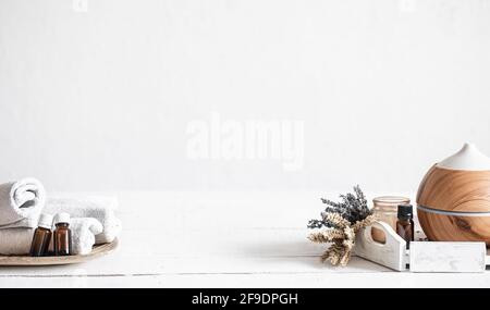 Spa still life with air humidifier and natural aromatic oil towels. Banque D'Images