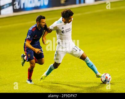 Chicago, États-Unis, 17 avril 2021. Major League Soccer (MLS) Nouvelle Angleterre Revolution Forward Tajon Buchanan (17) combat pour le ballon contre le défenseur du Chicago Fire FC Jonathan Bornstein (3) au Soldier Field à Chicago, il, États-Unis. Correspondance terminée 2-2. Credit: Tony Gadomski / toutes les images de sport / Alamy Live News Banque D'Images