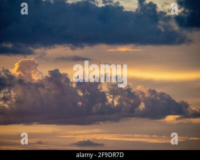 Parc national du Serengeti, Tanzanie, Afrique - 29 février 2020 : coucher de soleil nuageux sur le Serengeti Banque D'Images