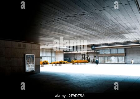 les gens qui marchent à l'extérieur d'un complexe moderne Banque D'Images