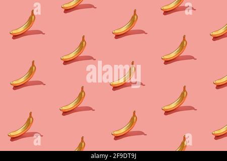 Motif été branché lumière du soleil avec une tranche de banane jaune sur fond rose clair vif. Concept d'été minimal. Banque D'Images