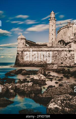 Phare et forteresse El Morro sur la baie de la Havane - exposition longue Banque D'Images