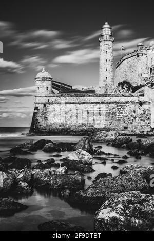 Phare et forteresse El Morro sur la baie de la Havane En noir et blanc - exposition longue Banque D'Images