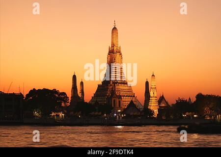 Vue imprenable en soirée sur Wat Arun ou le Temple de l'Aube, situé sur la rive ouest de la rivière Chao Phraya à Bangkok, en Thaïlande Banque D'Images