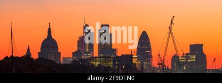 LONDRES, Royaume-Uni - 01 OCTOBRE 2011 : vue panoramique de la ville de Londres à l'aube avec ciel orange coloré et silhouette Banque D'Images