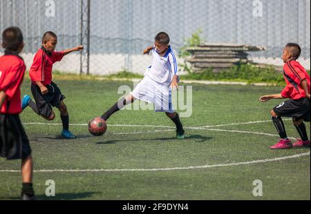 Football entraînement de football pour les enfants. Coach expliquant le plan de jeu. Jeunes garçons améliorant les compétences de football de la Thaïlande locale Banque D'Images